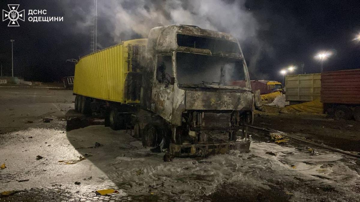 РФ атакувала енергетику та житловий сектор Одещини: є загиблі та поранені (фото)