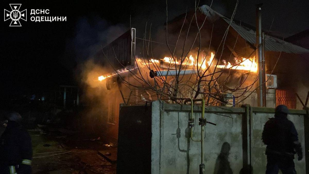 РФ атакувала енергетику та житловий сектор Одещини: є загиблі та поранені (фото)