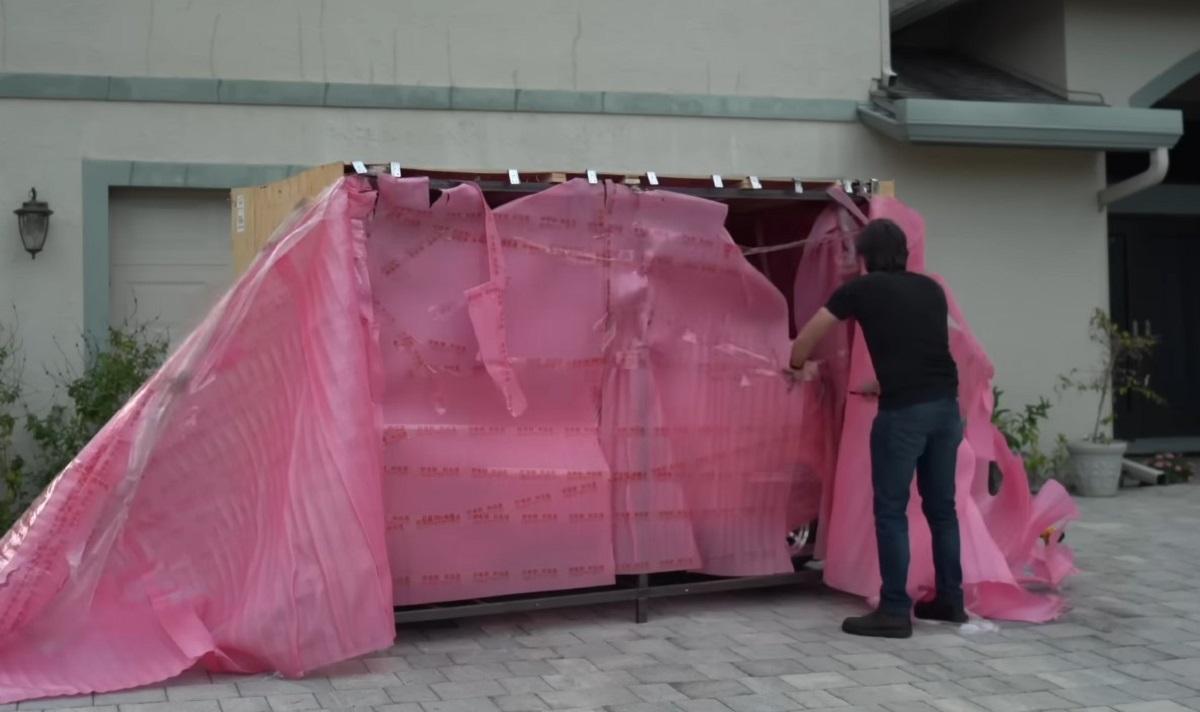 Американець випробував дешевий електрокар з Китаю і був дуже здивований, як він їде (відео)