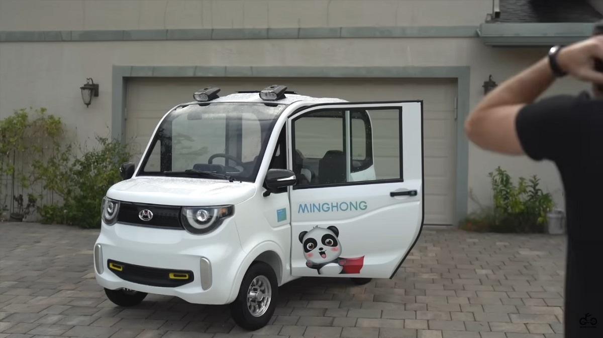 Американець випробував дешевий електрокар з Китаю і був дуже здивований, як він їде (відео)