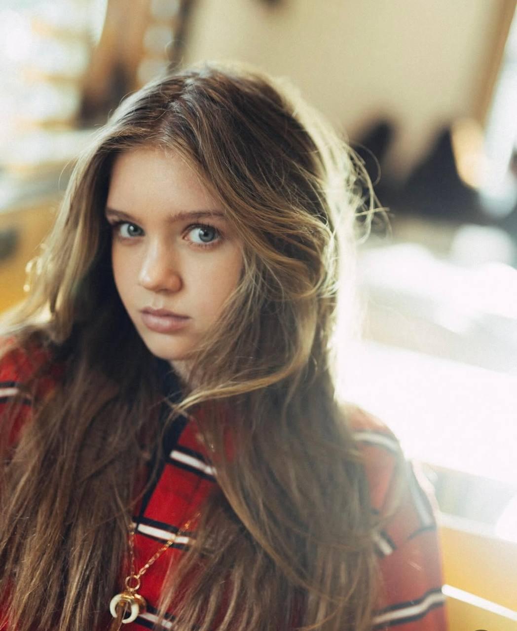 Жена Усика впервые за долгое время показала 16-летнюю дочь-красавицу (фото)