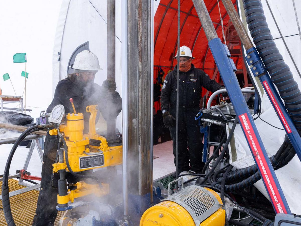 Ученые пробурили огромную скважину в антарктическом льду: что они там нашли (видео)