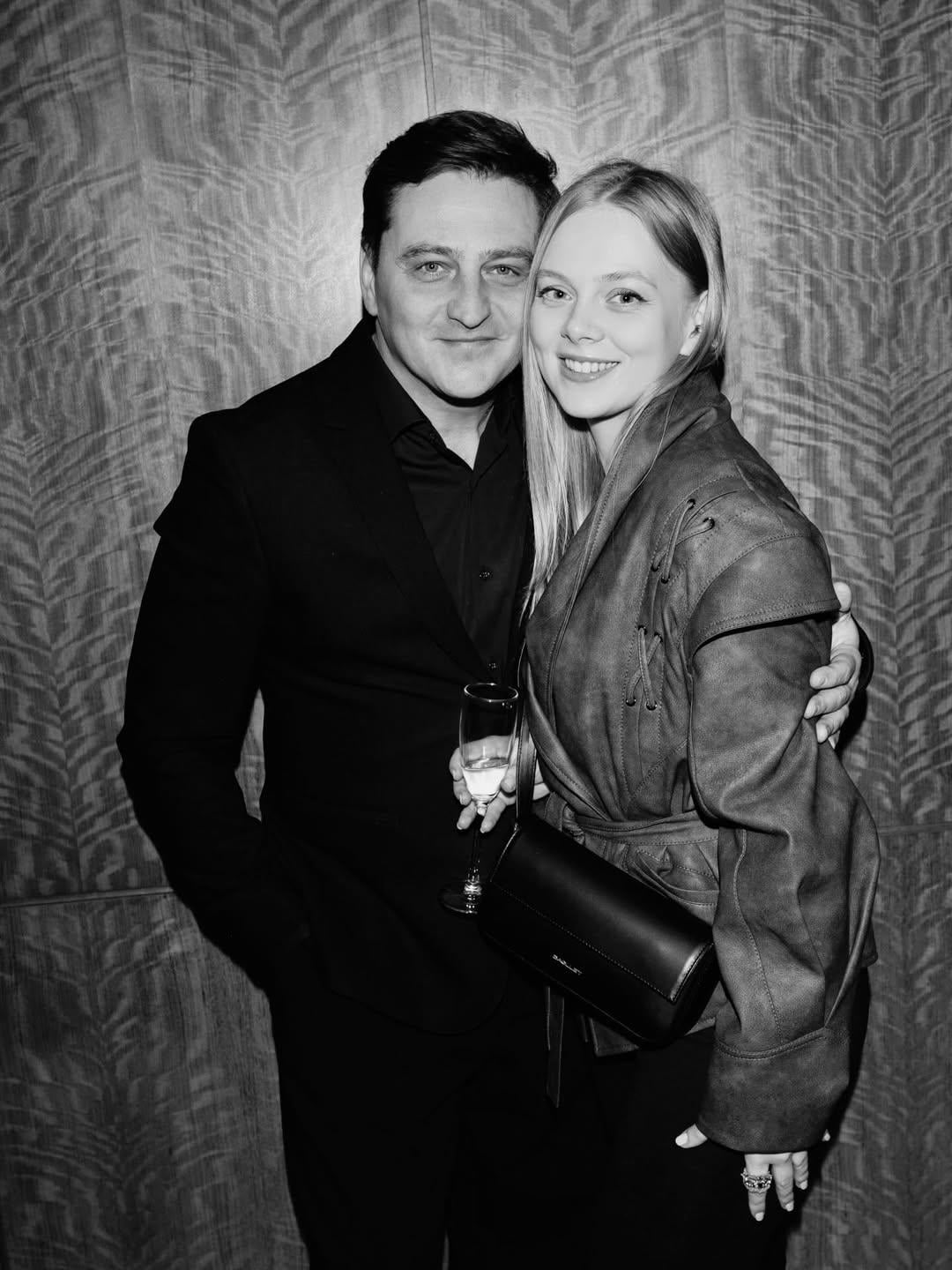 48-летний украинский актер впервые показал свою молодую невесту (фото) 48-летний украинский актер впервые показал свою молодую невесту (фото)