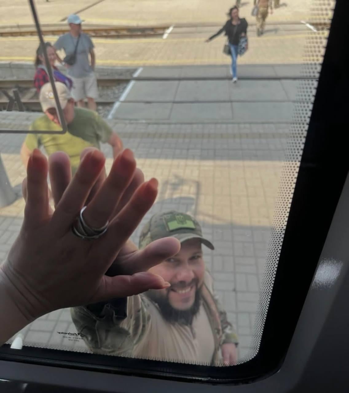 Витвицкая показала новые фото с женихом-военным и поздравила его с праздником