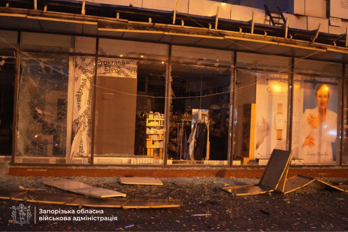 Россия массированно ударила по Украине дронами и ракетами: горят дома, есть пострадавшие Россия массированно ударила по Украине дронами и ракетами: горят дома, есть пострадавшие