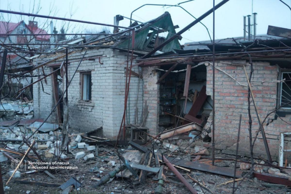 Россия массированно ударила по Украине дронами и ракетами: горят дома, есть пострадавшие Россия массированно ударила по Украине дронами и ракетами: горят дома, есть пострадавшие