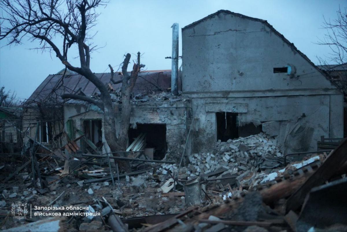 Россия массированно ударила по Украине дронами и ракетами: горят дома, есть пострадавшие Россия массированно ударила по Украине дронами и ракетами: горят дома, есть пострадавшие