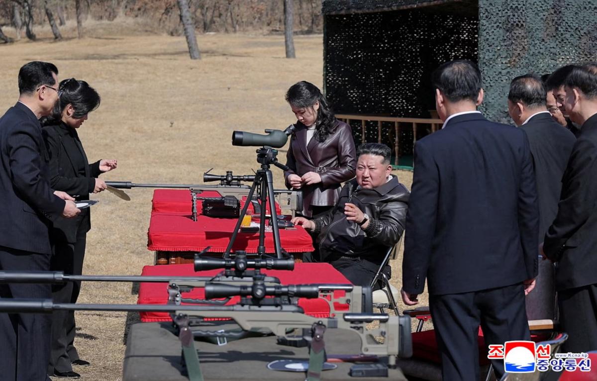 'Великолепное оружие': Ким Чен Ын показал снайперские винтовки 'нового поколения'