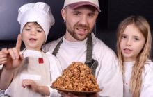 Муж Дорофеевой показал рецепт "Муравейника", который напомнит вкус детства (видео)