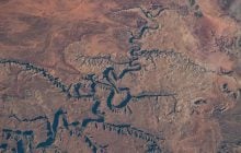 Неймовірна річка "дереться" вгору по схилу через гори: як таке може бути