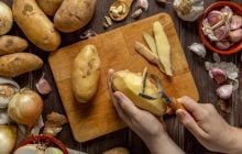 Кілограм за 2 хвилини: як чистити картоплю найшвидше