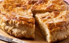 Апетитний заливний пиріг з мойвою: вечеря на столі за 30 хвилин