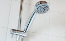 В этот раз никакого уксуса: как убрать налет с душевой лейки