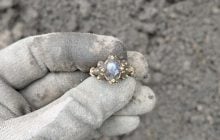 В Норвегии нашли средневековое кольцо с ослепительно синим драгоценным камнем (фото)