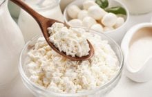 Дієтологи попередили про один ризик: що буде, якщо їсти кисломолочний сир щодня