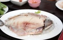 Шеф-кухарі завжди замочують філе в цій суміші: як посмажити рибу без запаху