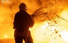 Нічні удари по Одесі: горіли будинок, авто, магазини, є поранені люди (фото)