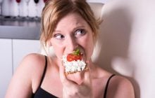 Почему постоянно тянет на перекусы: диетологи назвали 5 основных причин