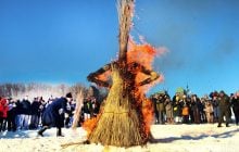 Сожжение символа зимы и танцы: как в Пирогово праздновали Масленицу 2026 (фоторепортаж)