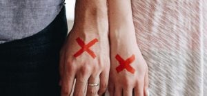 "Красные флажки" в начале отношений: какие сигналы нельзя игнорировать