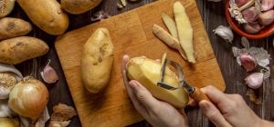 Килограмм за 2 минуты: как чистить картошку быстрее всего