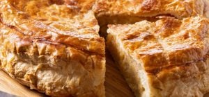 Аппетитный заливной пирог с мойвой: ужин на столе за 30 минут