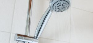 В этот раз никакого уксуса: как убрать налет с душевой лейки