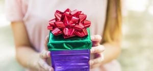 Что подарить на день рождения Рыбам: 10 идей для нее и для него