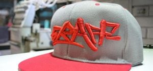 Машинка чи ручне прання? Як не зіпсувати улюблену кепку під час прання