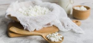 Що додати в сир, якщо він рідкий: як робили наші бабусі