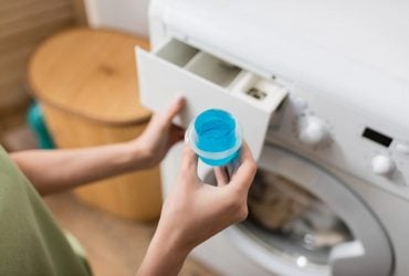 Стоит ли бросать крышку моющего средства в барабан: эксперт предостерегла от ошибки