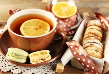 Аромат и витамины: когда добавить лимон в чай, чтобы не растерять всю пользу для здоровья