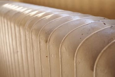 В доме станет в два раза теплее: как почистить батареи для лучшей работы