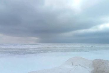 В Кирилловке море замерзло более чем на 200 метров от берега (видео)