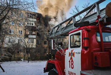 Российский дрон попал в дом в Харькове: выгорели три этажа, есть пострадавшие (фото)