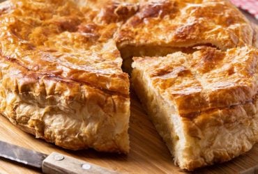 Апетитний заливний пиріг з мойвою: вечеря на столі за 30 хвилин