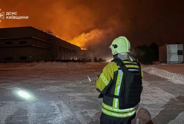 РФ атаковала склады и логистический центр в Киевской области: возник масштабный пожар (видео)