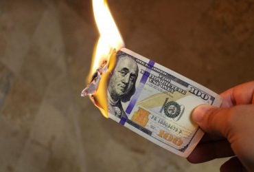 Долар перетворюється на токсичну валюту через витівки Трампа, - The Economist