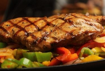 Куряча грудка завжди буде соковитою з цим простим трюком