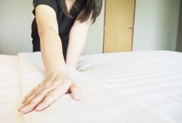 Всього 2-3 хвилини на тиждень - і матрац стане як новий: простий спосіб без води і хімії