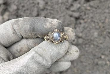 У Норвегії знайшли середньовічний перстень із сліпуче синім дорогоцінним каменем (фото)