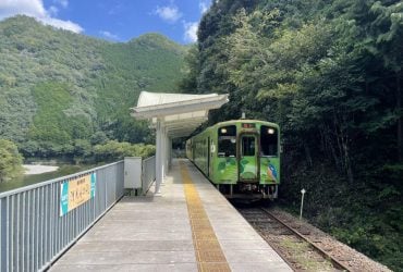 В Японії є дивна залізнична станція, яка не має входу та виходу: для чого її створили