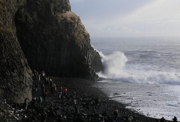 Прощавай, Рейнісф'яра: фотограф показав, як стихія змінила легендарний чорний пляж в Ісландії (відео)