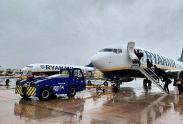 Ryanair заборонила пасажирам здавати в багаж валізи одного типу: про що йдеться