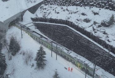 У Швейцарії потяг зійшов із рейок через лавину