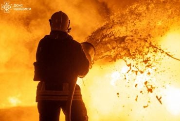 Нічні удари по Одесі: горіли будинок, авто, магазини, є поранені люди (фото)