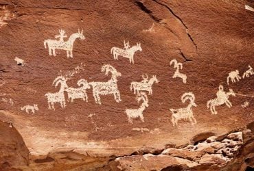 Мальчик выгуливал собаку, а нашел тайную пещеру с рисунками возрастом 17 тысяч лет