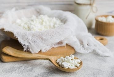 Що додати в сир, якщо він рідкий: як робили наші бабусі