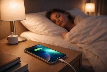Чоловік відмовився від звички залишати телефон на всю ніч на зарядці: що це дало