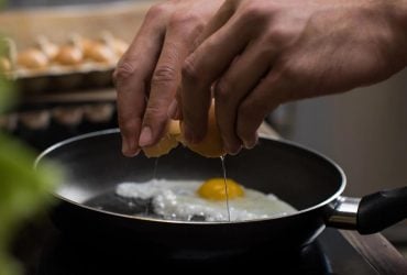 Секретный ингредиент для яичницы: добавите его и вкус получится идеальным